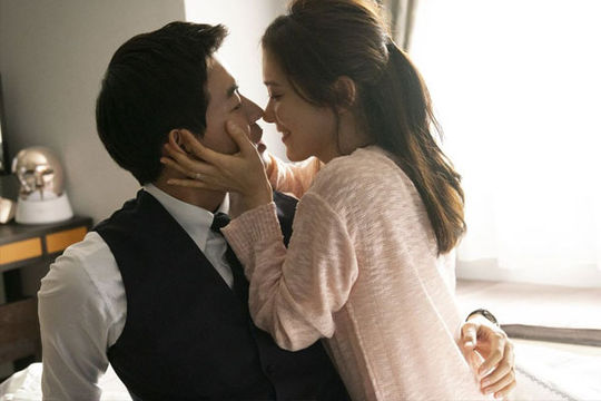 Vì sao phụ nữ ăn vụng giỏi chùi mép hơn đàn ông?