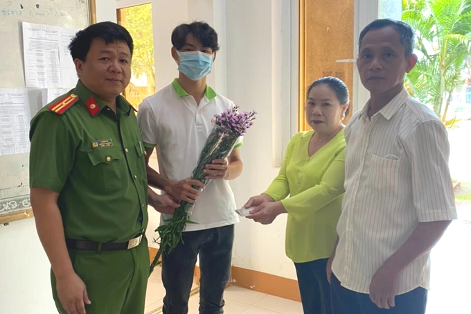 Nam sinh trả lại tiền đánh rơi của hai vợ chồng tích cóp mãi mới có