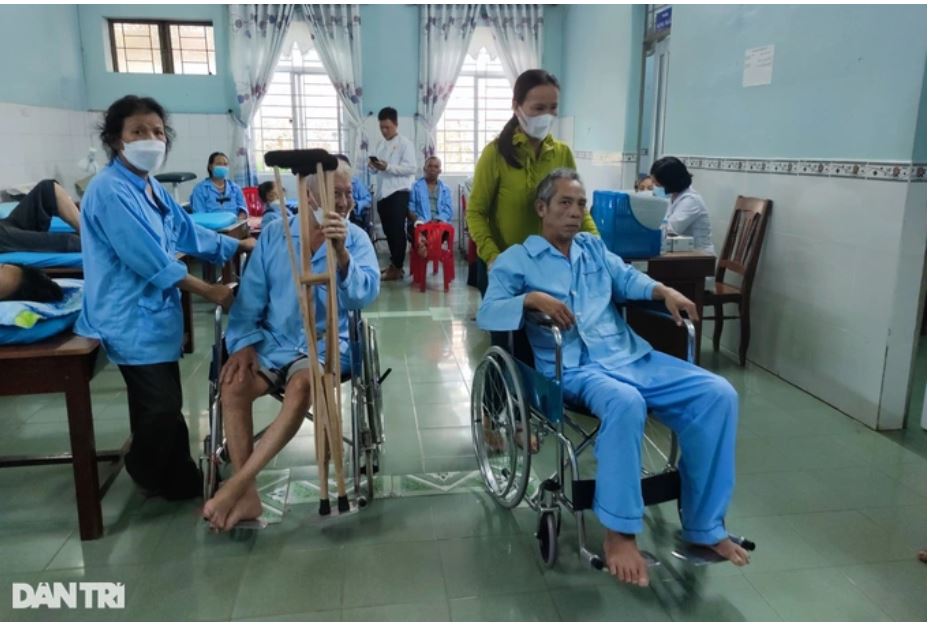 Nữ hộ lý rơi nước mắt khi ngày đi làm, đêm chạy vác đá thuê