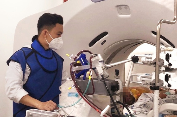 Bị ong vò vẽ trước nhà đốt 15 mũi, bé trai ở TPHCM tổn thương tim nguy kịch