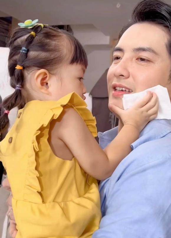 Mới 2 tuổi, Winnie nhà Ông Cao Thắng đã có hành động chăm sóc phụ huynh khiến fans lụi tim
