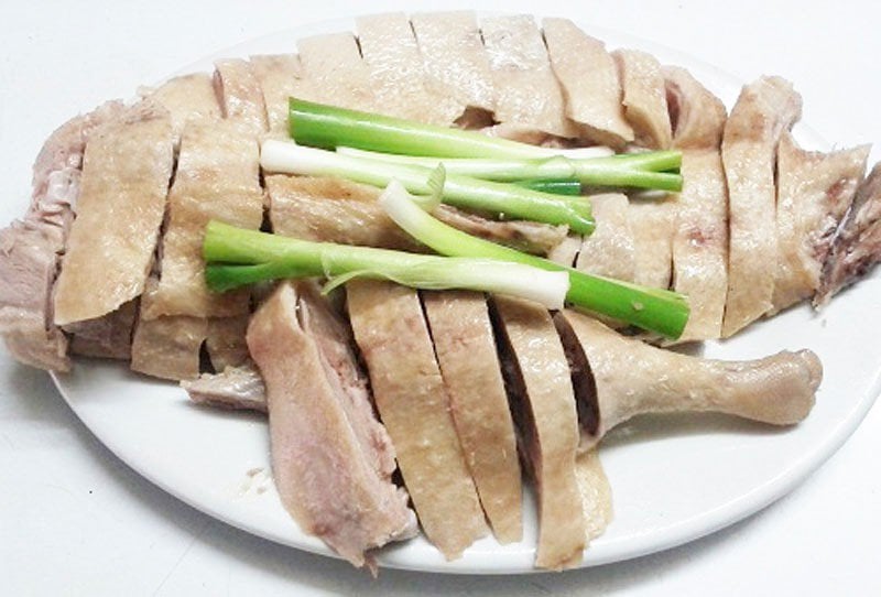 Luộc vịt chỉ bỏ nước lạnh và gừng là chưa đủ: Thả thêm thứ này vào món ăn hết sạch mùi tanh, thơm ngon