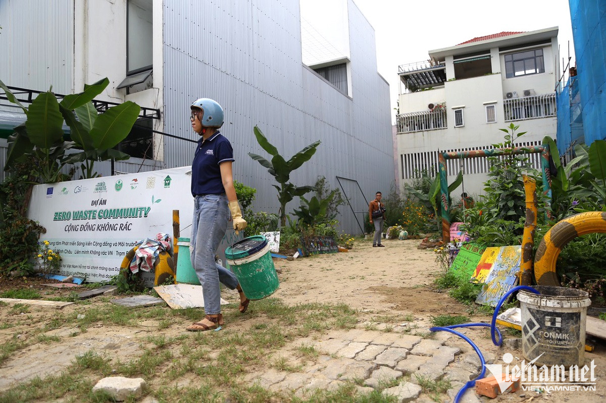 Biến khu đất bỏ hoang thành vườn cộng đồng xanh mướt nhờ rác thải