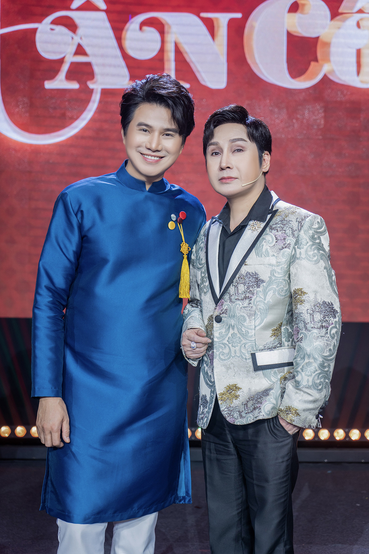 MC Vũ Mạnh Cường mong khán giả thông cảm vì hát lố