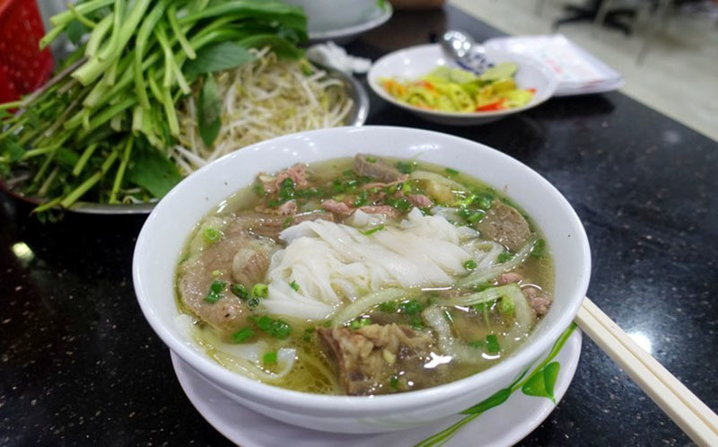 Trưa mùa đông, mẹ rút từ ruột tượng 2 hào cho tôi mua nước phở về chan cơm nguội
