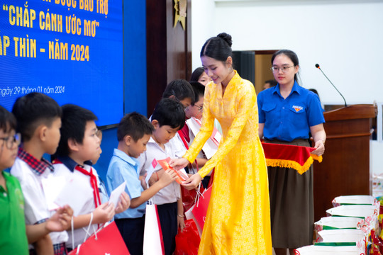 Hoa hậu Thế giới Môi trường Nguyễn Thanh Hà tặng quà cho trẻ em mồ côi