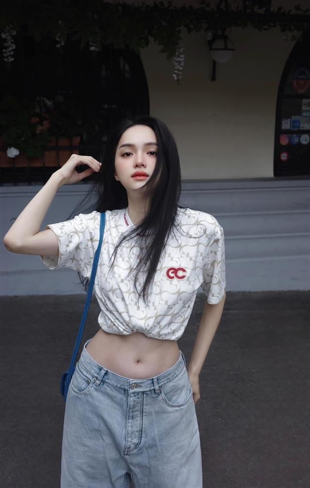 Hương Giang khoe vòng eo con kiến trên đường phố Paris