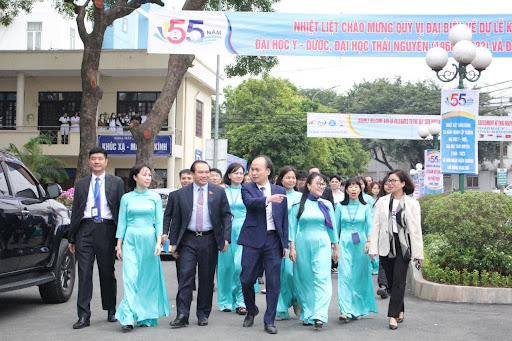 Tiềm năng việc làm chất lượng nếu theo học ngành Hộ sinh tại Đại Học Y Dược Thái Nguyên