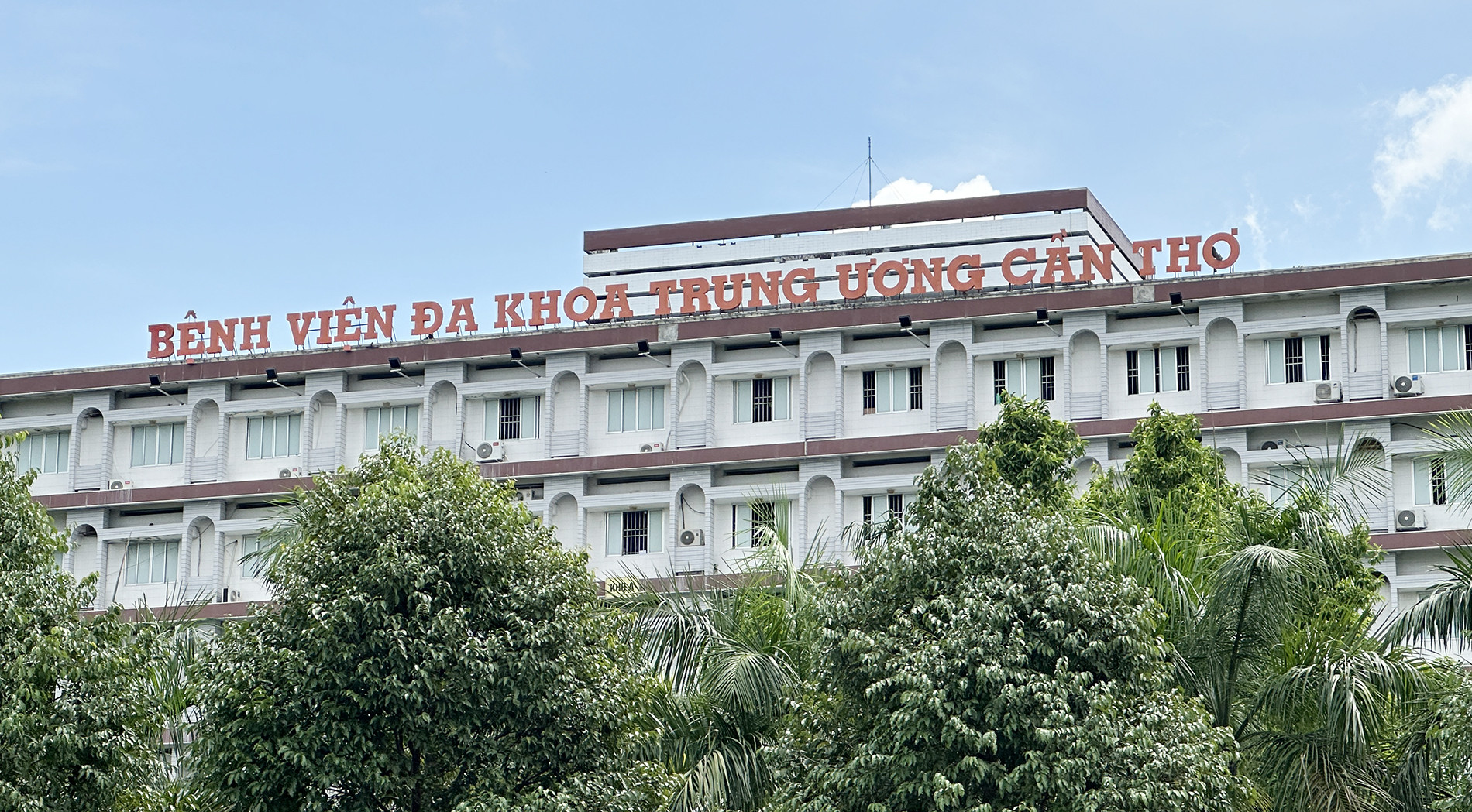 Tài xế trong vụ nổ súng ở Vĩnh Long bị liệt nửa người, còn mảnh vỏ đạn trong não